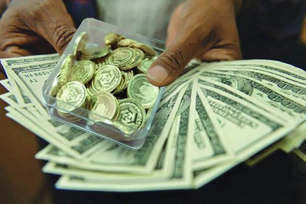 عقب‌نشینی قیمت دلار در روز صعود سکه و طلا