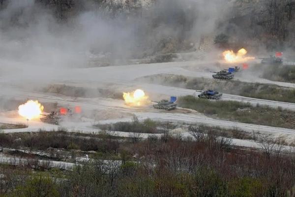 کره شمالی رزمایش توپخانه‌ای در دریای زرد برگزار کرد 