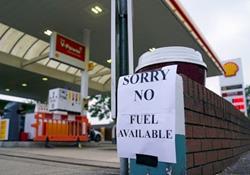 وضعیت آماده باش به خاطر کمبود بنزین! / بریتانیا از بحران خارج می‌شود؟