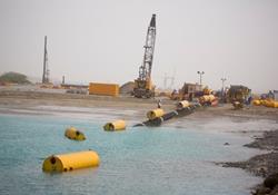 عملیات کشش لوله از ساحل در طرح پایانه نفتی جاسک پایان یافت