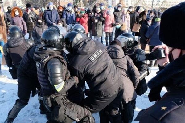تظاهرات حامیان ناوالنی در چندین شهر روسیه/ بازداشت هزار تن از جمله همسر ناوالنی