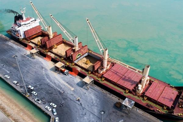 سه کشتی اقیانوس پیمای حامل گندم در خوزستان پهلو گرفتند